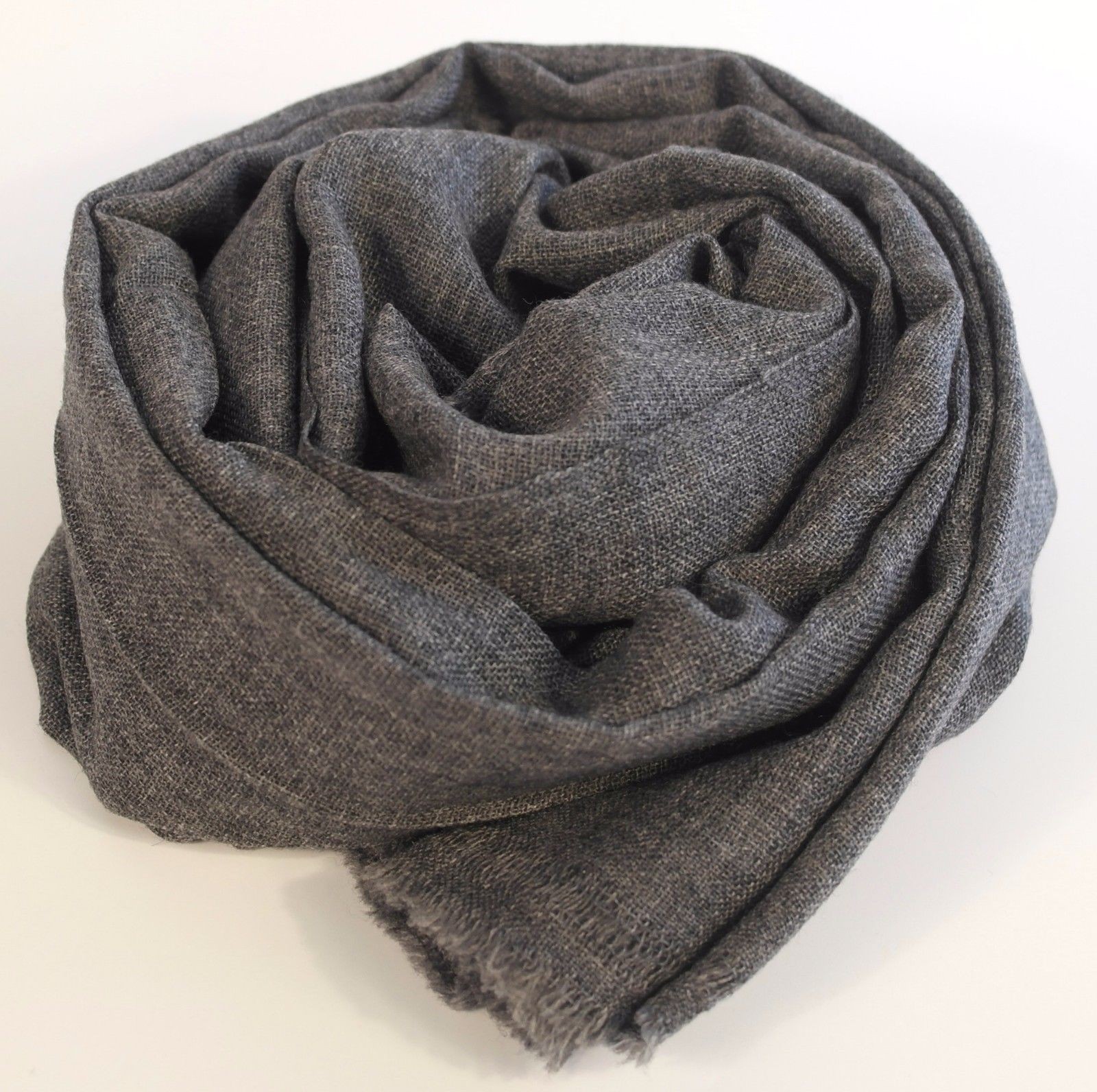 Les pashminas en cachemire pour les hommes : explorez les options de style et les façons dont les hommes peuvent intégrer ces écharpes dans leur garde Hermine de Pashmina