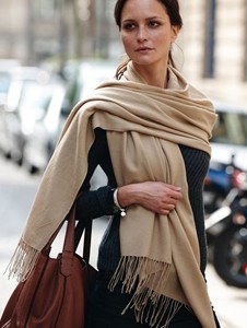 Les pashminas en cachemire pour les événements spéciaux : découvrez comment ces écharpes peuvent rehausser votre look lors d'occasions spéciales Hermine de Pashmina